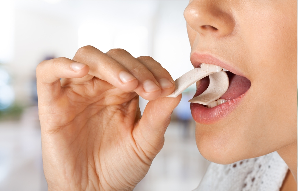 هل مضغ العلكة مضر بصحة الأسنان والفكين؟