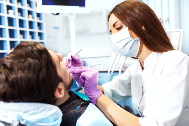 تناول المضادات الحيوية قبل ذهابه إلى طبيب الأسنان، فتطور لديه تأثيرٌ جانبيٌّ دماغيٌّ نادرٌ جدًا
