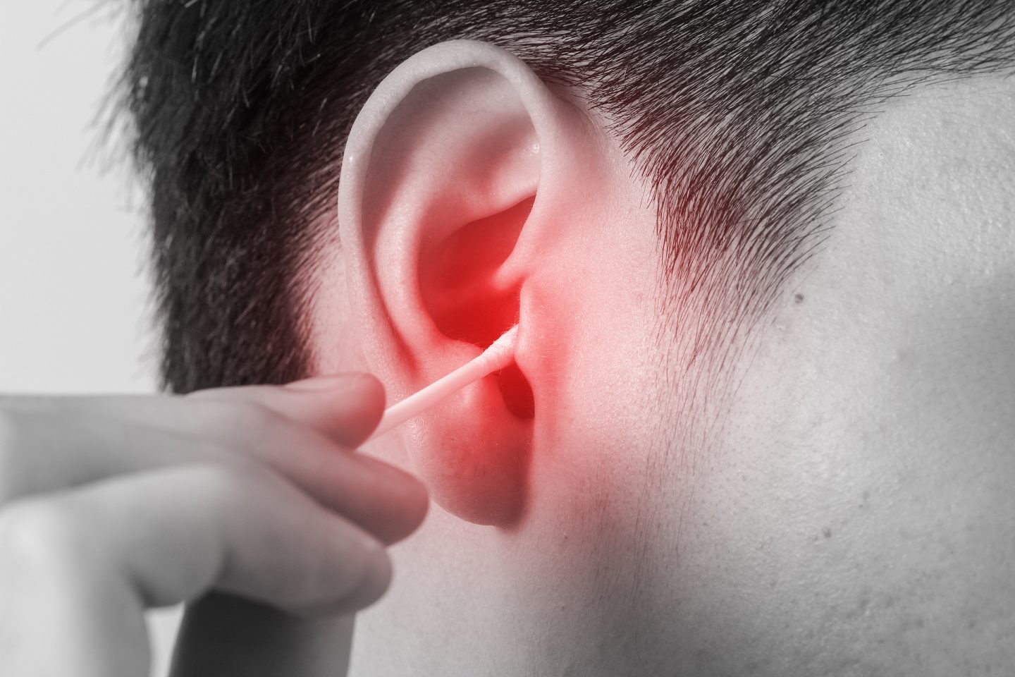 كيف يجب تنظيف الأذن بطريقة آمنة وما المخاطر ودواعي التنظيف؟