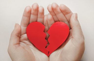 متلازمة القلب المنكسر (اعتلال العضلة القلبية لتاكوتسوبو) الأسباب والاعراض والتشخيص والعلاج ضغوطات عاطفية أو جسدية سبب قلبي وعائي