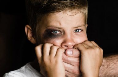 إساءة معاملة الطفل: الأسباب والأعراض والتشخيص والعلاج إساءة معاملة الأطفال الأذى الجسدي الأذية الجنسية الإهمال العنف المخدرات