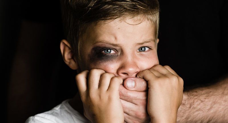 إساءة معاملة الطفل: الأسباب والأعراض والتشخيص والعلاج