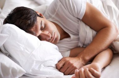 النوم المفرط قد يزيد من خطر الإصابة بالسكتة الدماغية - الأشخاص الذين ينامون لمدة تسع ساعات أو أكثر في الليل - قيلولة طويلة بعد الظهر