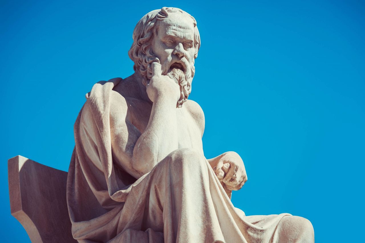 سقراط: فيلسوف الإغريق العظيم