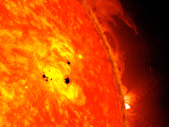 بقعة سوداء عملاقة تعبر الشمس ويبلغ حجمها أربعة أضعاف حجم الأرض