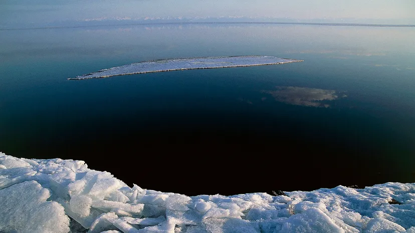 كم يبلغ عمق أعمق البحيرات في العالم؟
