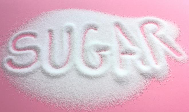 كيف يؤثر السكر على دماغك ؟ اتضح انه يؤثر بطريقة مشابهة لتاثير الكحول و المخدرات