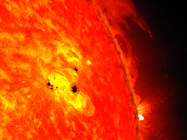 انفجار بقعة شمسية أدى إلى انطلاق دفق من البلازما باتجاه الأرض
