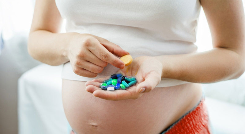 المكملات الغذائية في أثناء الحمل: ما هو آمن وما هو غير آمن