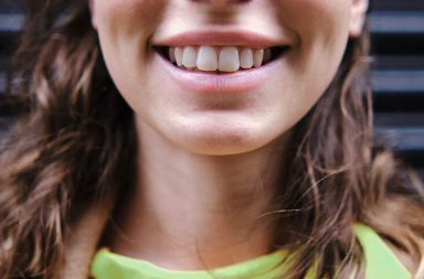 وجد فريق بحثي من جامعة بنسلفانيا أن البكتيريا والفطريات على الأسنان أكثر مقاومةً للمضادات الحيوية مقارنةً بالبكتيريا أو الفطريات المنفصلة أو غير المختلطة