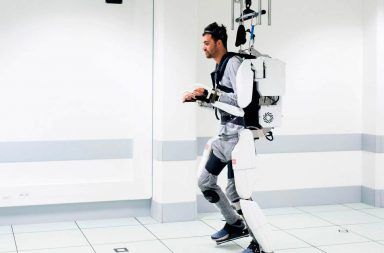 مريض يستعيد القدرة على المشي مجددًا بفضل جهاز موصول بدماغه هيكل خارجي يساعد المرييض على الحركة ويتحكم به بواسطة عقله إلكترود