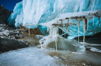 وجد الباحثون أن الميكروبات المحبوسة في الجليد القديم على إحداث جائحات جديدةٍ في حال تسبب الذوبان السريع الناتج عن التغير المناخي