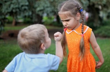 لماذا يُظهِر الطفل السلوك العدواني؟ كيف يعبر الأطفال عن إحباطهم؟ كيف تمكن مساعدة الطفل على التعبير عن نفسه لفظيًا؟ كيفية تشجيع الطفل على التصرف بطريقة جيدة