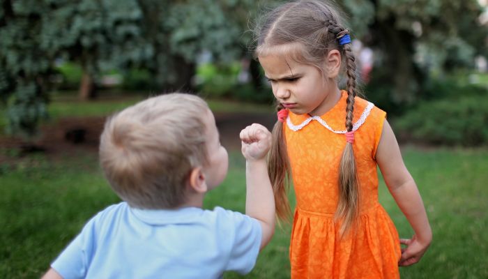 كيف تتعامل مع السلوك العدواني لطفلك ومتى تعد نوبات الغضب طبيعية؟