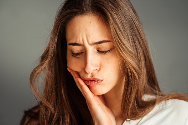 هل يسبب ألم الأسنان ألمًا في الرأس؟