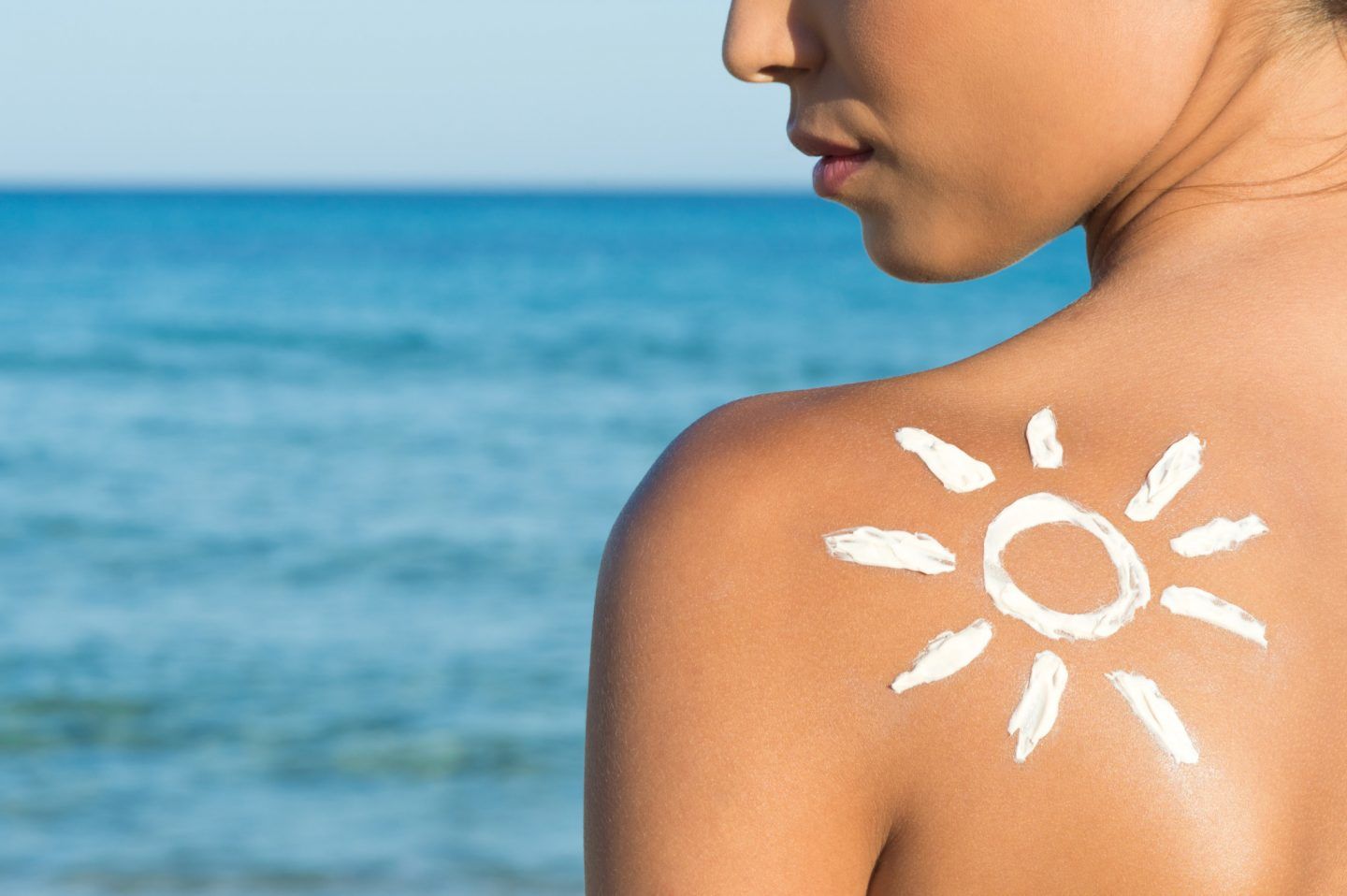 لماذا تسمر بشرتنا عند التعرض للشمس ؟ و ما الذي يسبب الحروق الشمسية ؟