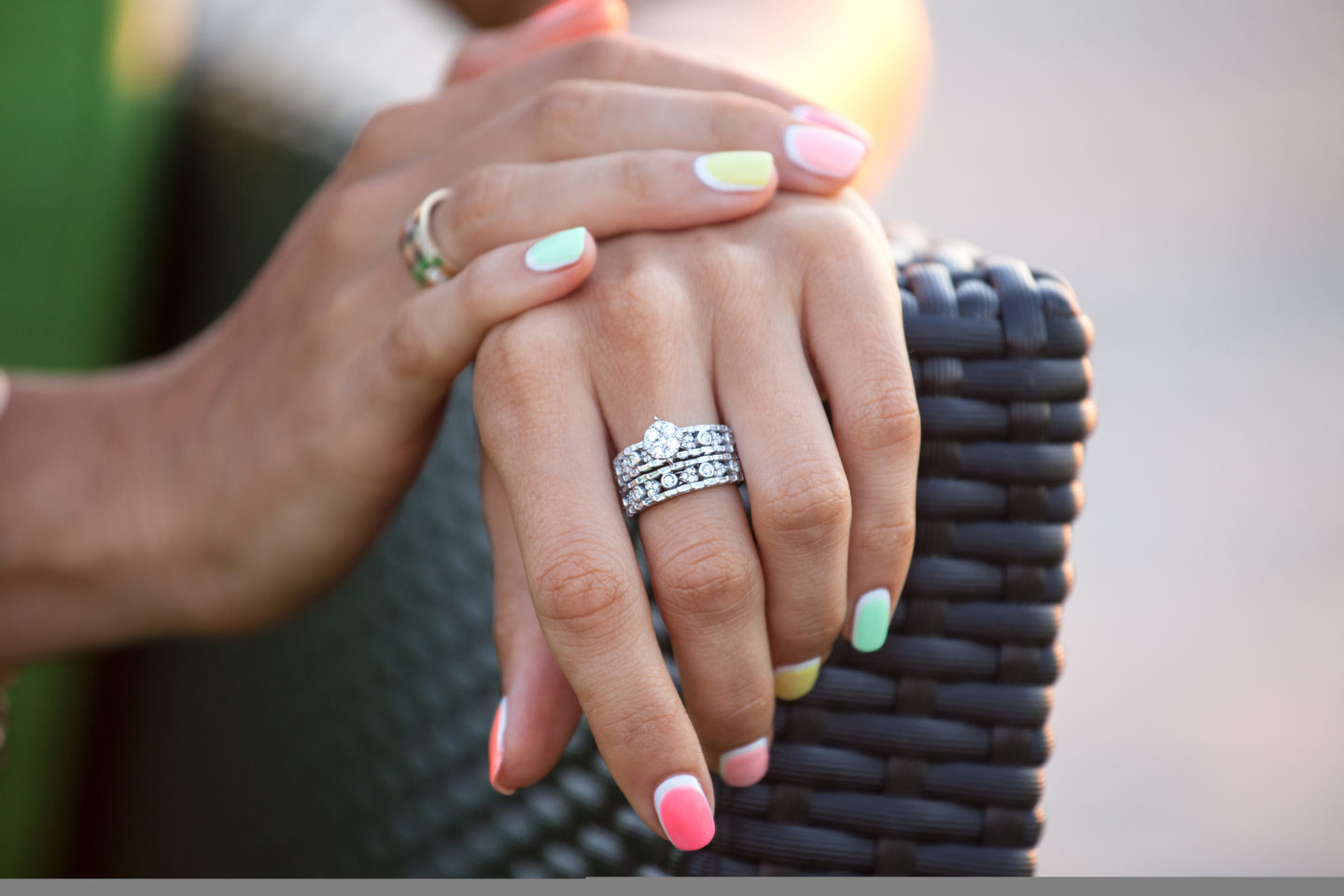 هل عليك شراء خاتم خطوبة باهظ الثمن؟ إليك ما تفضله معظم النساء