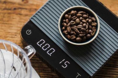 درست مجموعة من الباحثين إذا كان شرب كوب إضافي من القهوة يوميًا قد يسبب زيادة في الوزن أكثر أو أقل من أولئك الذين لم يضبطوا تناولهم أم لا؟