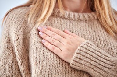 أسباب ألم الثدي قبل الدورة الشهرية، ما هي؟ وكيف يمكن تخفيفها؟