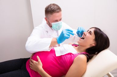لا ينبغي أن يكون الحمل حاجزًا يمنع علاج الأسنان، ولا يوجد دليل يشير إلى أن علاج الأسنان يسبب ضررًا للجنين. علاج الأسنان خلال الحمل