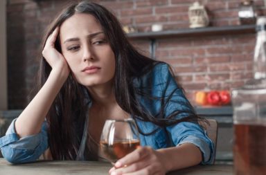كيف يتفاعل الكحول مع الغضب ؟ يستمتع العديد من الناس بالمشروبات الكحولية باعتبارها وسيلة للراحة، فهل تفيد فعلًا في التخفيف من حالة الغضب؟