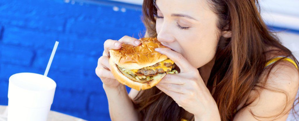 هل يسبب تناول الطعام بسرعة مشاكل صحية؟